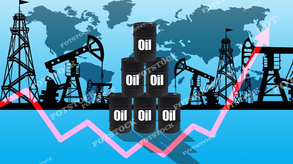На фотографии изображены черные бочки с нефтью на фоне графика с ростом цен и силуэтов нефтяных вышек. Визуальный ряд дополняет карта мира, подчеркивая глобальный характер нефтяной промышленности. Изображение символизирует рыночные изменения и важность нефти для мировой экономики.